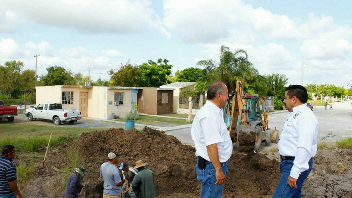 Alcalde supervisa trabajos de instalación de tubería