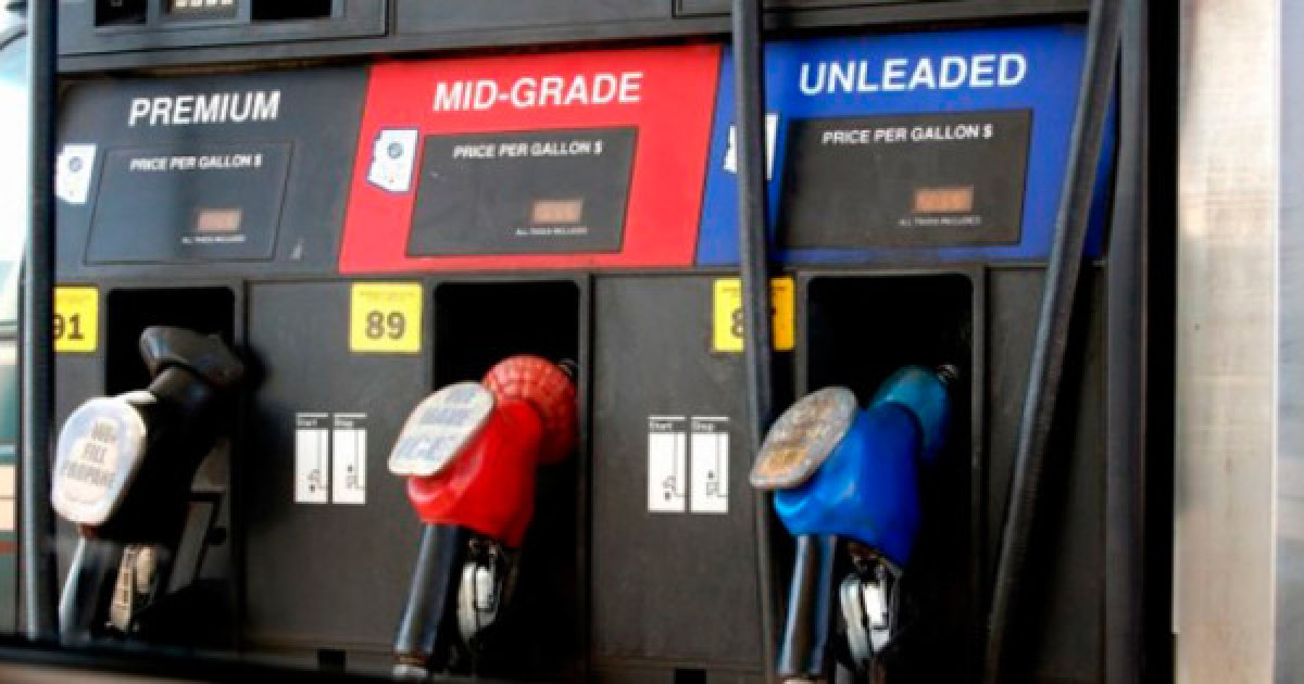 Precio de la gasolina en EU baja de los 4 dolares por galón 