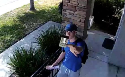 Muestra honradez al devolver cartera 