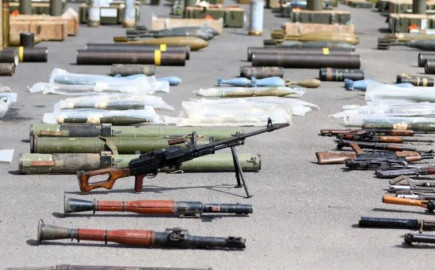 Encuentra EU armamento escondido en sofás en frontera con México