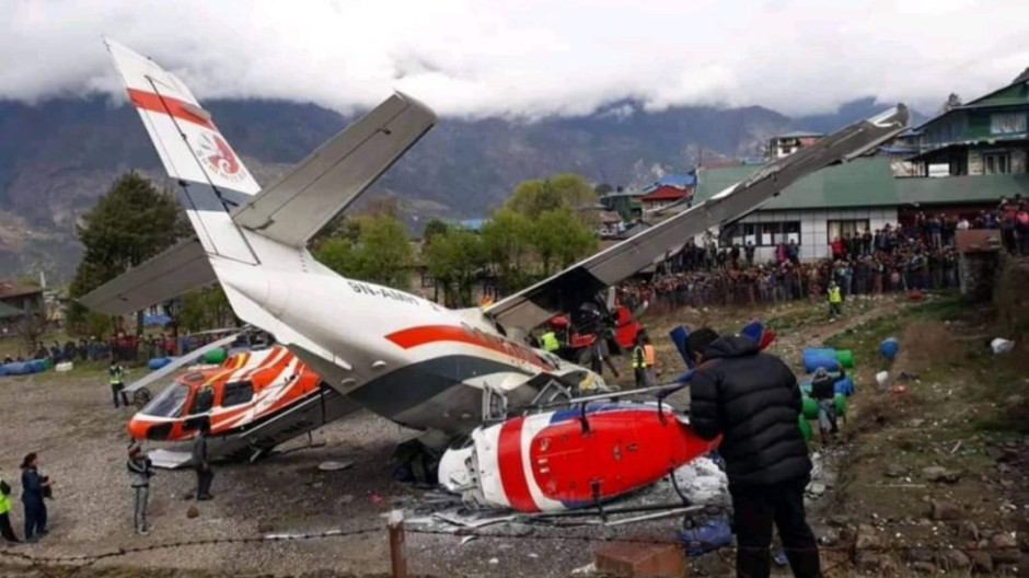 Choca avión contra dos helicópteros en el Everest 