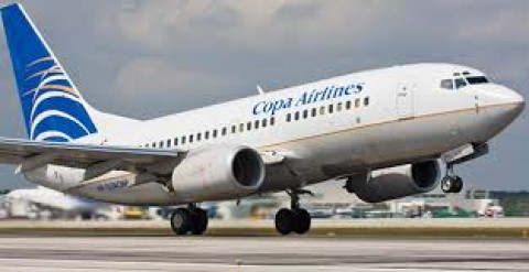 Joven se avienta de avión por puerta de emergencia