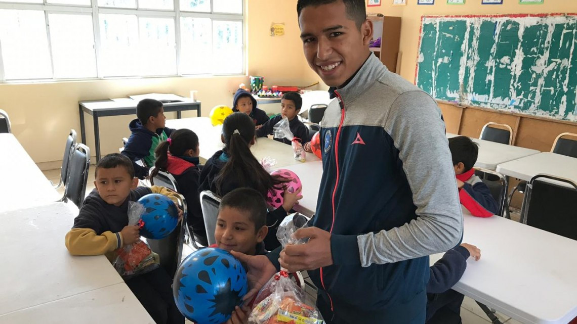 Dibujan sonrisas a pequeños