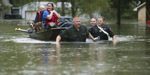 Se eleva a 4 el número de muertos en Texas por la tormenta ‘Imelda’