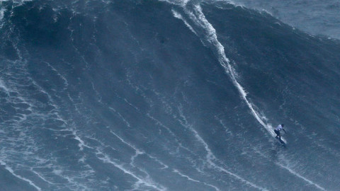 Surfista brasileña rompe récord mundial al montar la ola más grande 
