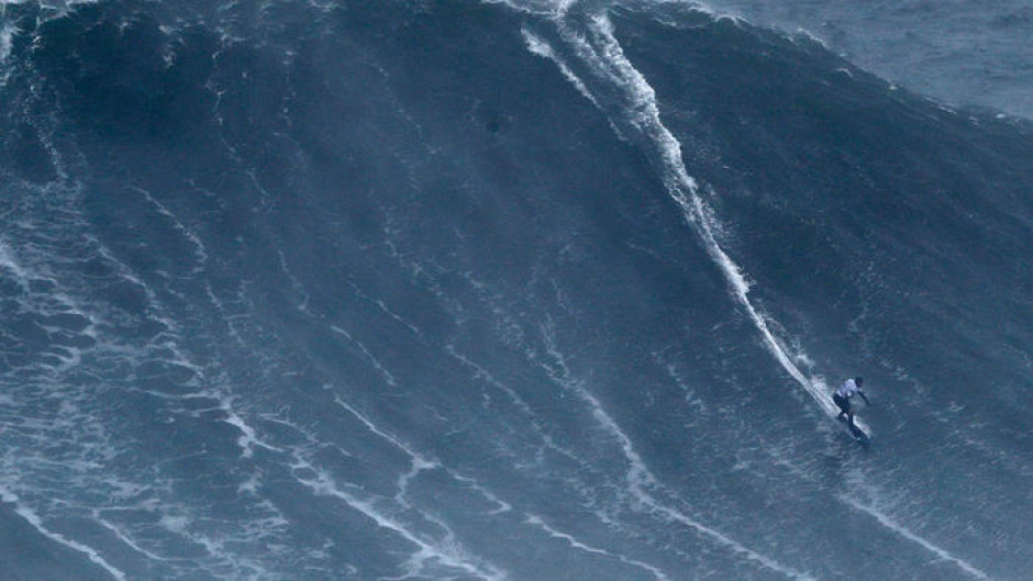 Surfista brasileña rompe récord mundial al montar la ola más grande 