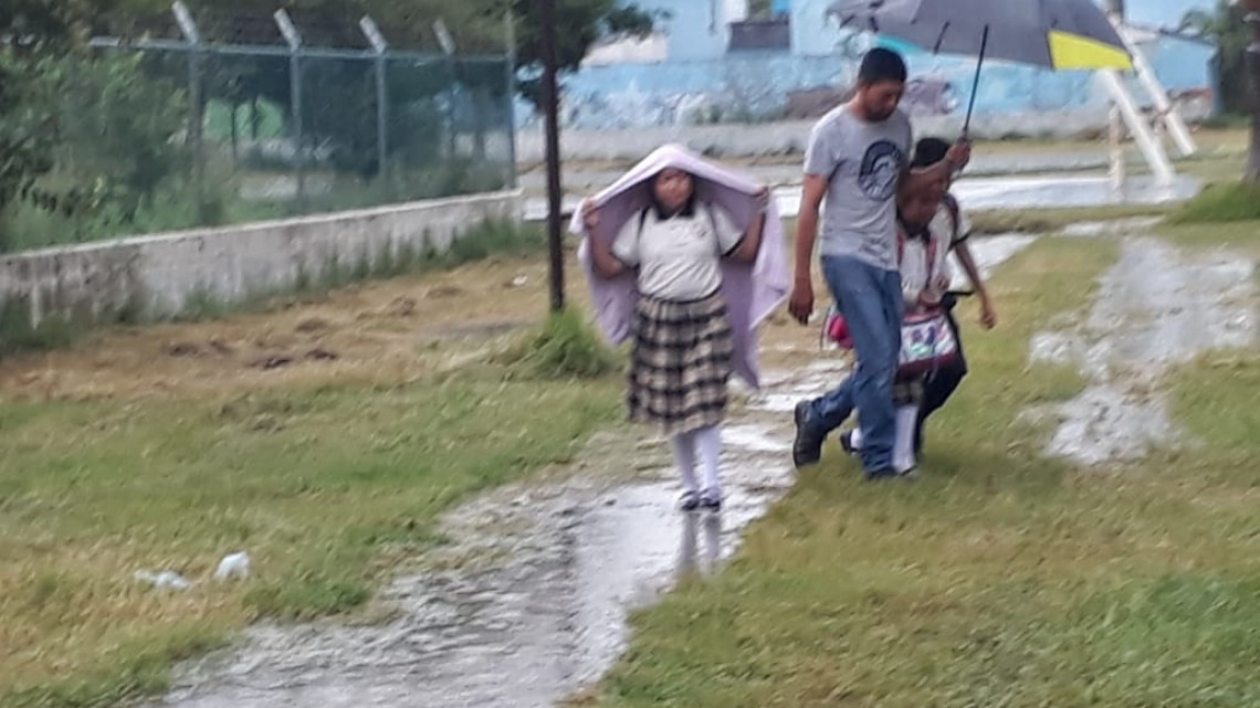 Lluvias generan alarma en escuelas ante el temor de inundación