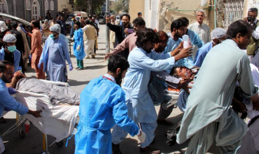 Tres atentados suicidas en mezquitas de Pakistán dejan más de 50 muertos