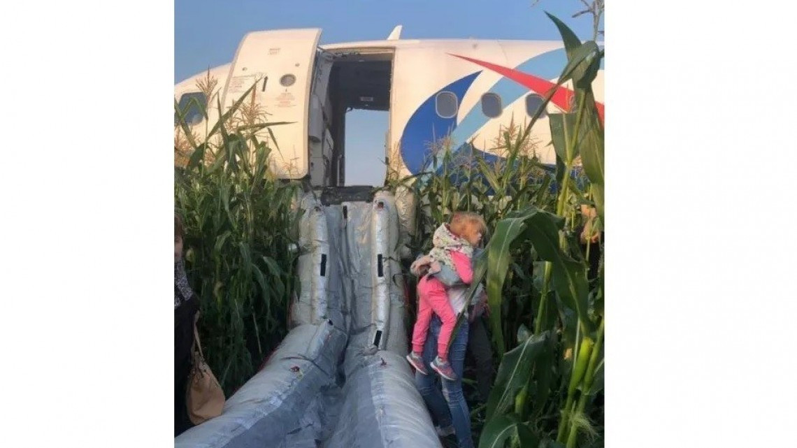 Avión ruso aterriza de emergencia en un campo de maíz