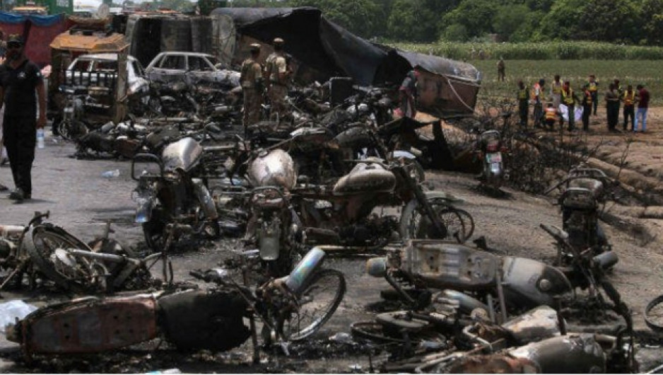 Al menos 153 personas calcinadas en accidente en Pakistán