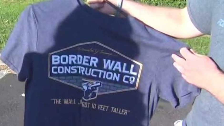 Juez de EU permite a estudiante vestir camiseta antiinmigrante