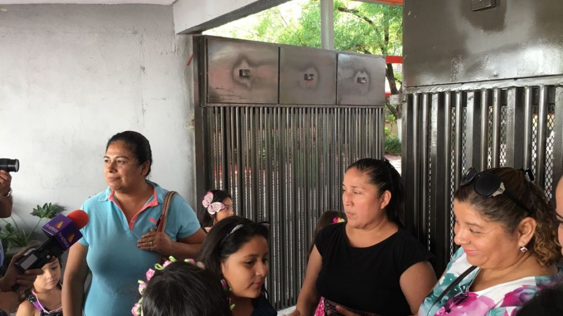 Padres inconformes por falta de maestros