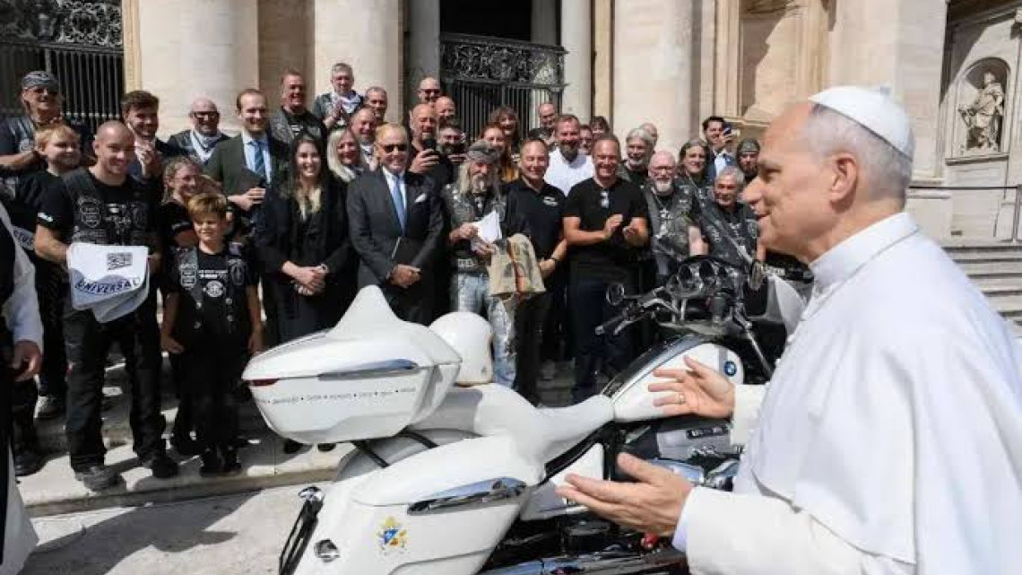 Una BMW papal: la moto de León XIV que recauda fondos para niños en África