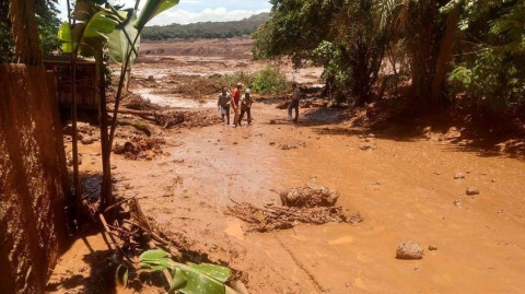Suman 58 muertos por rompimiento de diques en Brasil
