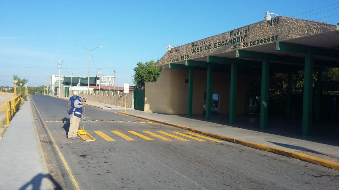 Pintan cuadrillas municipales semáforos y vialidades
