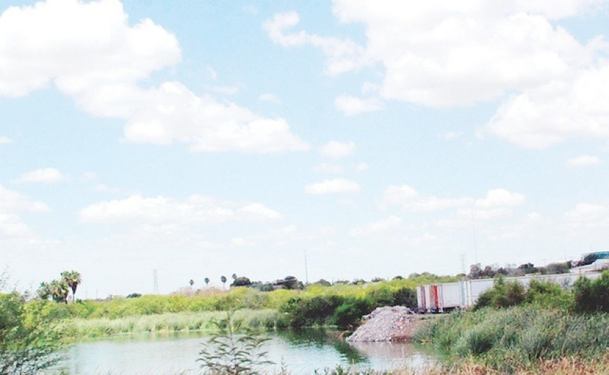 Tiran escombro en El Laguito