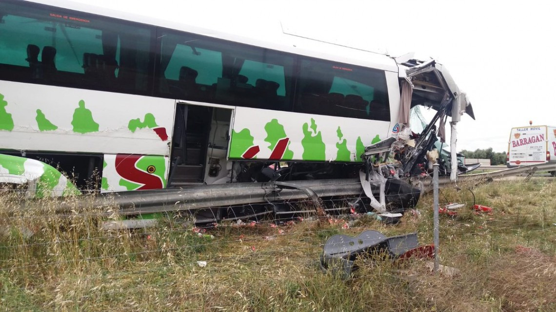 Aparatosa colisión entre un autobús y un camión en Toledo deja 12 heridos