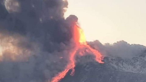 Registra erupción Volcán Etna en Sicilia, Italia