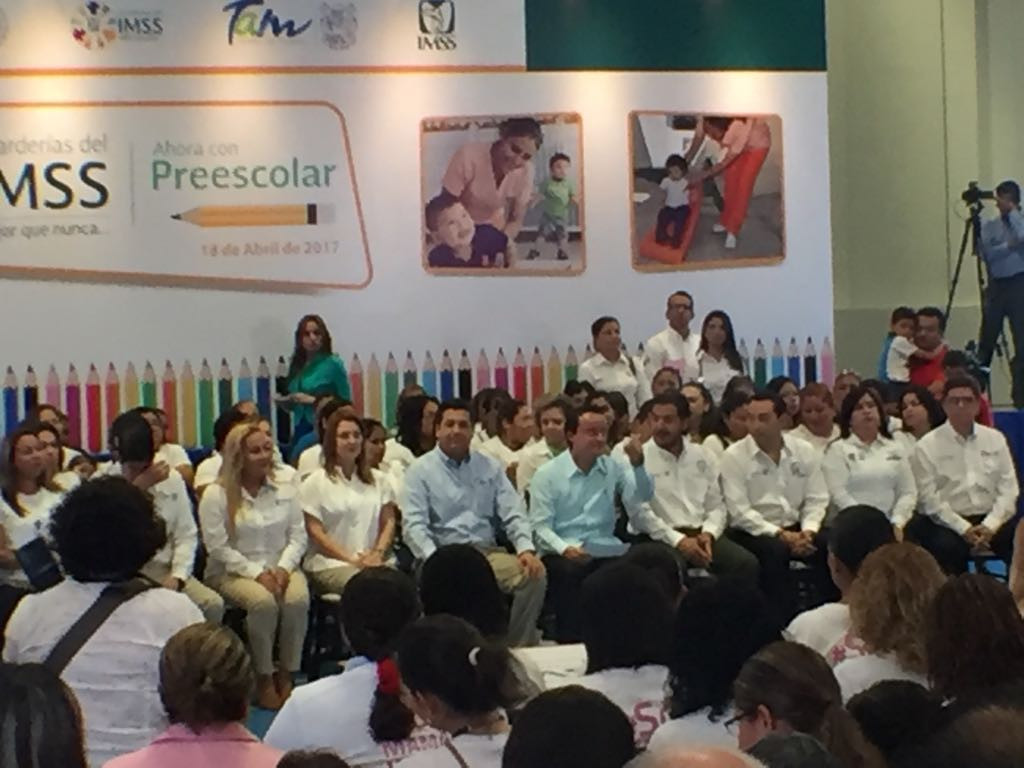 Gobernador y Director del IMSS entregan certificados a guarderías