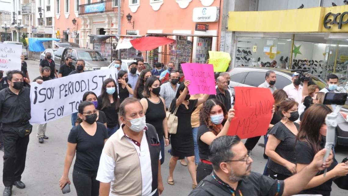 Marchan periodistas para exigir justicia por Tony de la Cruz 