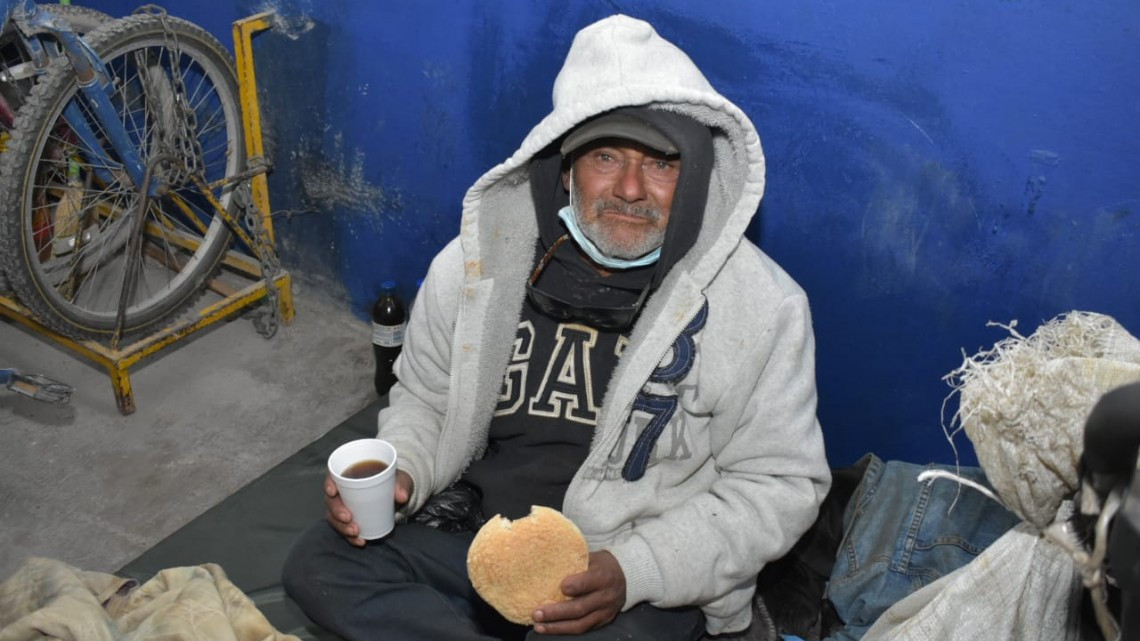 Entrega Protección Civil Colchonetas y Cobertores en la vía pública