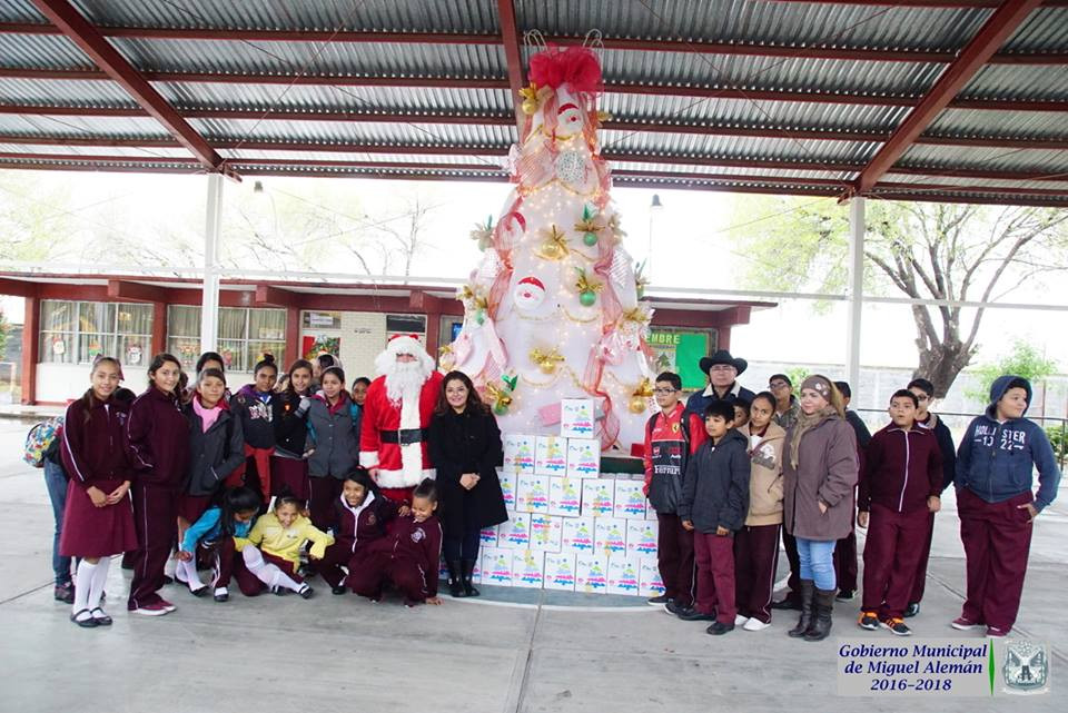 Entregan a estudiantes despensas “Desayuna Bien Esta Navidad”