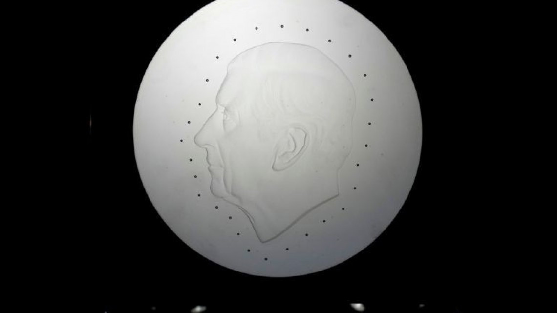 Presentan primeras monedas con el retrato del rey Carlos III