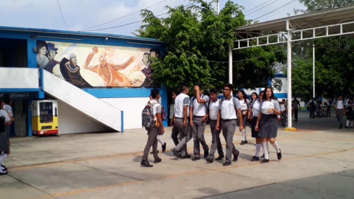 Otorgan escrituras al CBTIS 105, tras cuatro décadas de haberse fundado.