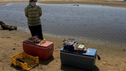 Venezuela regresa al trueque, pescado por medicina 