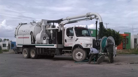 Extraen estopa de alcantarillas ¡ahora en Paseo de las Flores!