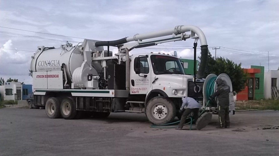 Extraen estopa de alcantarillas ¡ahora en Paseo de las Flores!