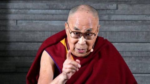 Se disculpa Dalai Lama por calificativos a posible mujer sucesora