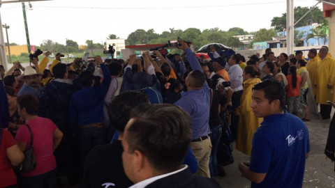 Gobernador visita zona afectada por inundación