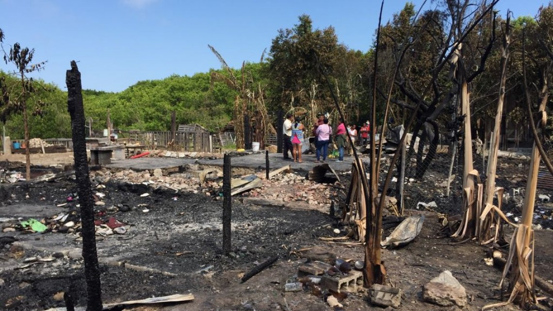 Voraz incendio arrasa con cinco casas