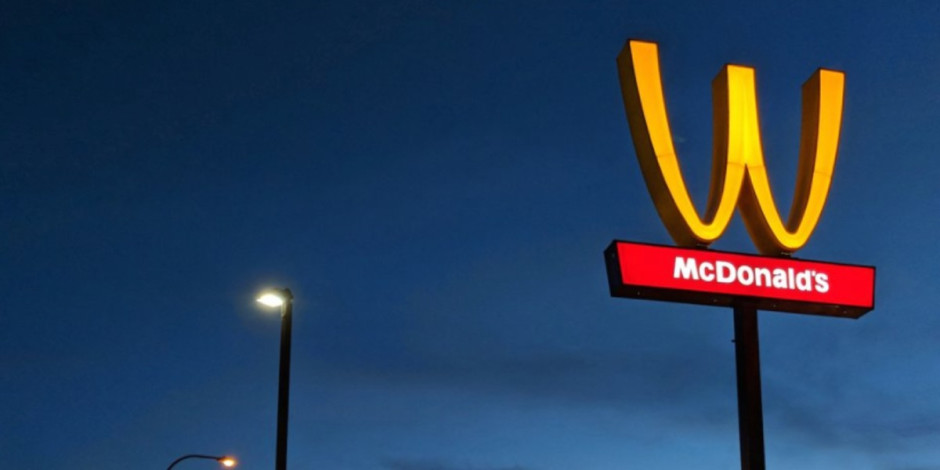 McDonald’s voltea logo elogiando el día de la mujer