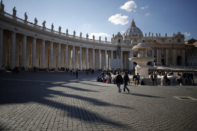 Alto funcionario del Vaticano renuncia por acusaciones de acoso
