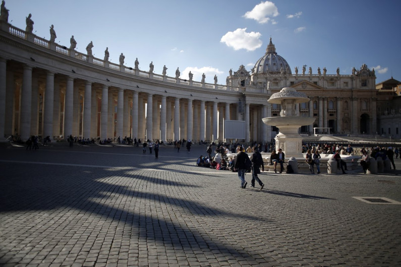 Alto funcionario del Vaticano renuncia por acusaciones de acoso