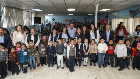 Entregan apoyos a jardines de niños 