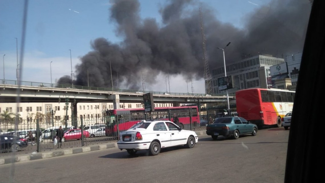 Al menos 20 muertos por un incendio en una estación de tren en Cairo