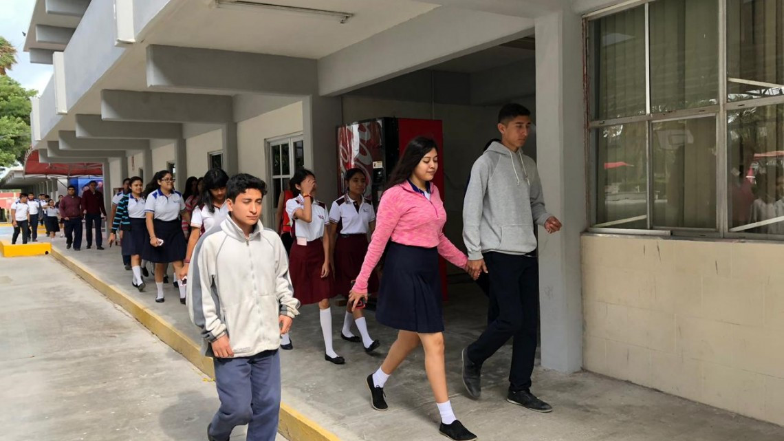 Evacuan a estudiantes del CBtis 135 por alerta sísmica 