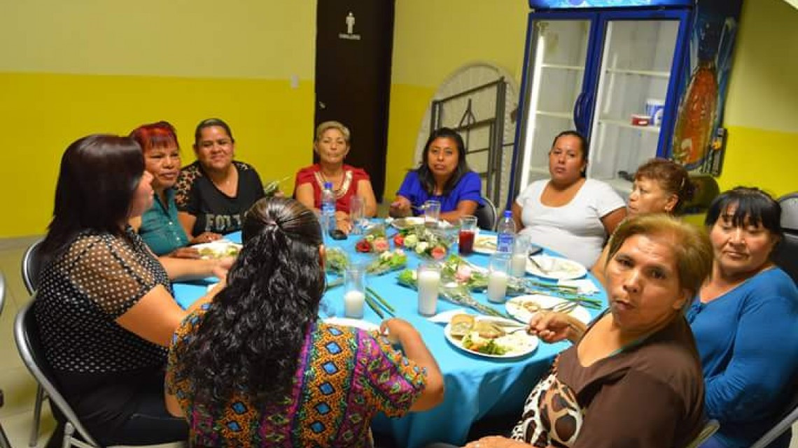Festejan "Día de la madres" para las mujeres del sindicato de limpieza