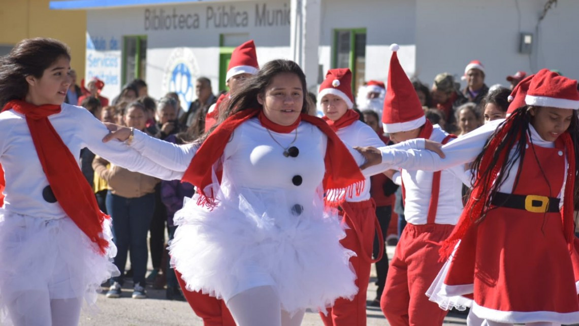 Exitoso Desfile Navideño en Santa Apolonia