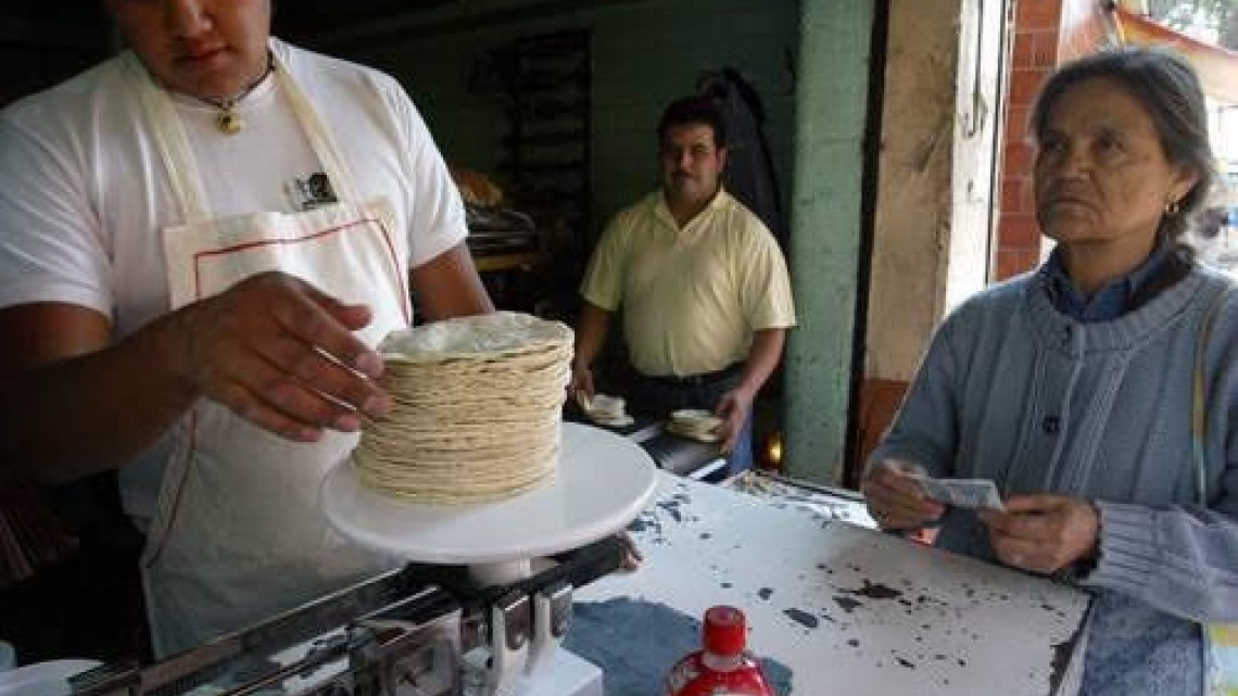 Hasta los 24 pesos llegaría el kilogramo de tortillas por el acaparamiento de maíz