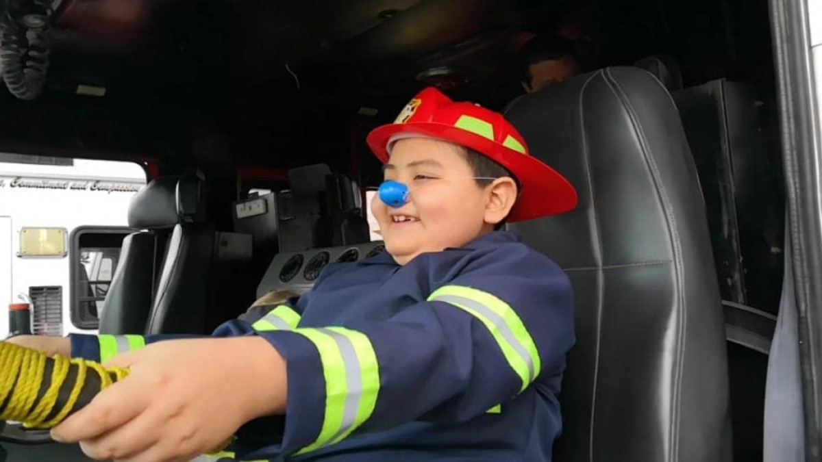 Dr. sonrisas cumplen sueño de Ángel, de ser bombero