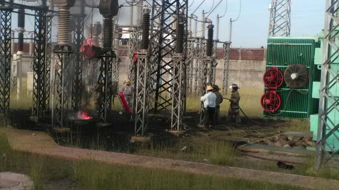 Explota transformador y deja sin luz a 7 mil familias