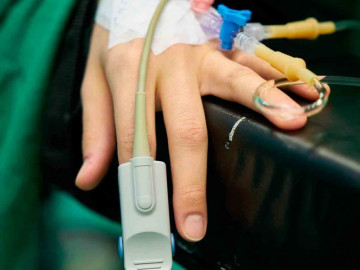 Investigador intenta crear collar anti-coronavirus, es enviado a hospital