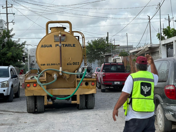 Distribuyen Municipio y COMAPA agua potable en Voluntad y Trabajo, Villa Florida y otras colonias 