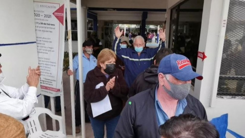 Adultos mayores celebran inicio de vacunación en Victoria