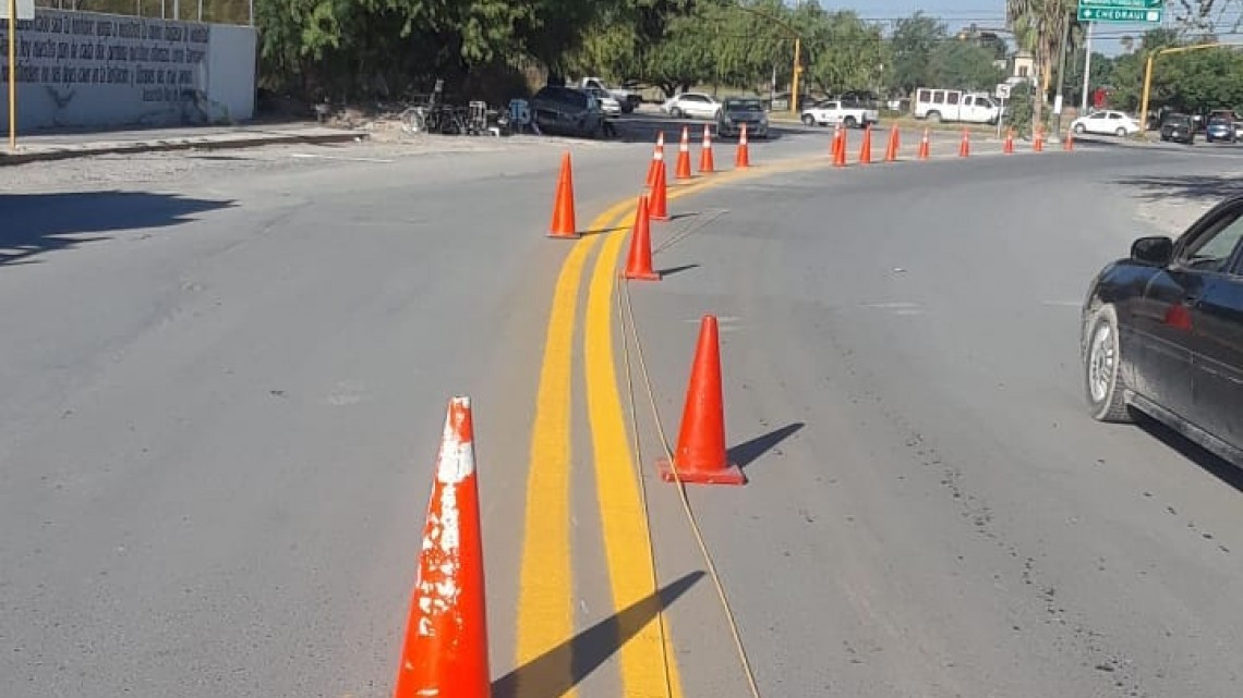 Pintan cuadrillas municipales semáforos y vialidades