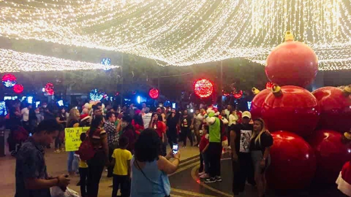 Restringen el acceso a la Plaza Juárez por aglomeración de personas 